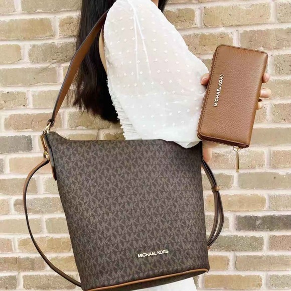 Michael Kors Handbags - BUNDLE💞NWT Michael Kors Tote & Wallet